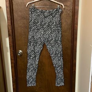 H&M Mama lightweight cotton leggings size XL, black and white pattern